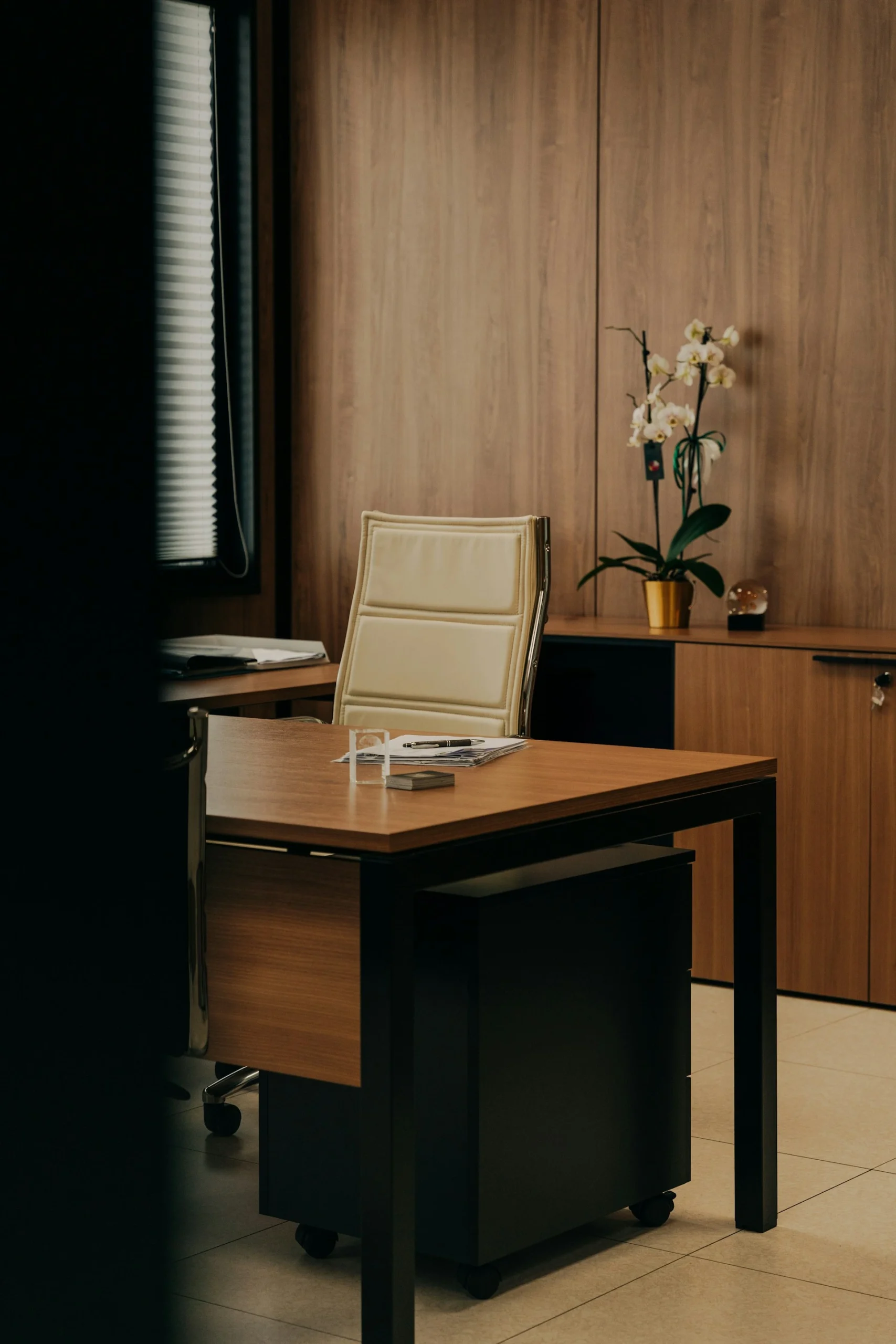 desk-with-chair-and-flowers